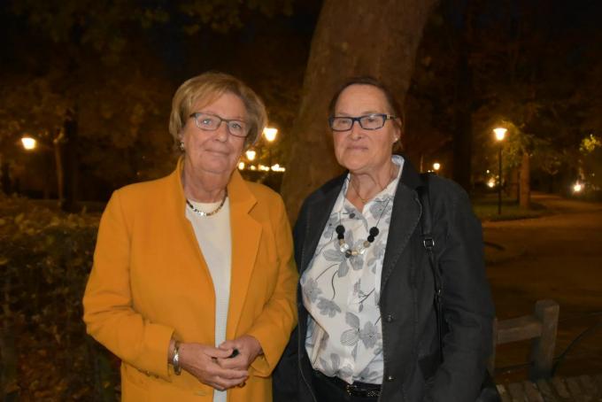 Links zien we de eerste voorzitter Rita De Smet en rechts huidig voorzitter Annemie Lamote.©Els Deleu EDB