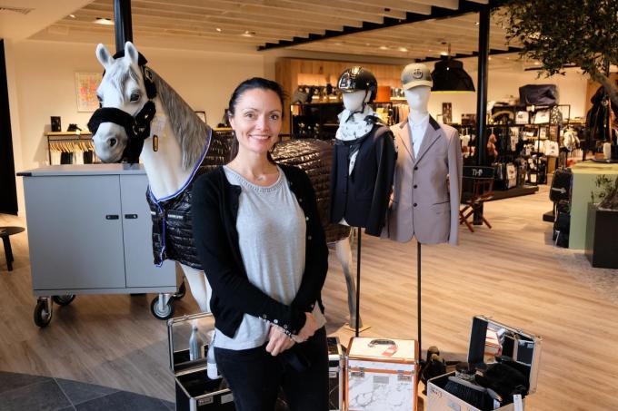 Charline Roelandt startte samen met haar partner en ondernemer Steen Deduytsche The HorseShop in het pand waar vroeger kinderwinkel Knuffel huisde.© BC