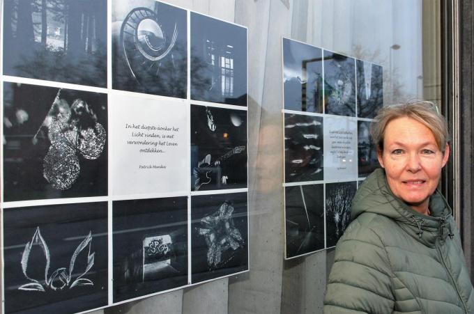 Anne Demeulemeester stelt tentoon bij haar zus in de Oeselgemstraat (foto JF)