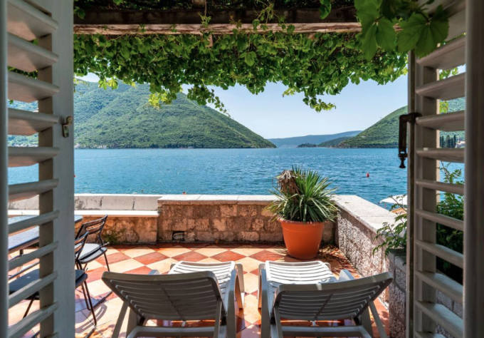 Terrasse ensoleillée à Kotor, Monténégro