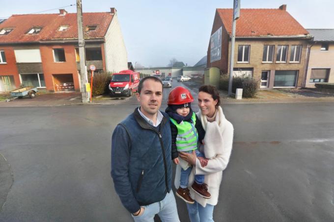 Bij de drie te slopen huizen en met op de verre achtergrond de Delhaize-winkel: de zaakvoerders Thibaut Lemahieu en zijn vrouw Hanne Tierssoone met hun zoontje Oscar (2). Ze hebben ook nog twee dochtertjes, Manou (5) en Odette (3).©Johan Sabbe