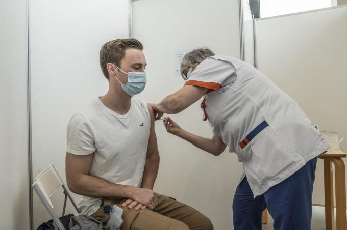 Jony Tanghe, verpleegkundige op de spoeddienst, werd al een van de eersten gevaccineerd.©STEFAAN BEEL Stefaan Beel