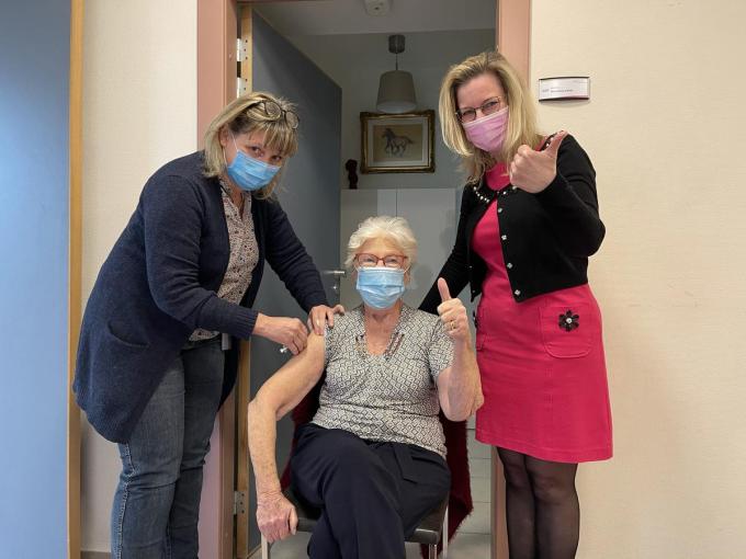 Marcellina Vyvey kreeg vorige week als eerste het vaccin toegediend in het woon-zorgcentrum.©Jeffrey Roos Jeffrey Roos