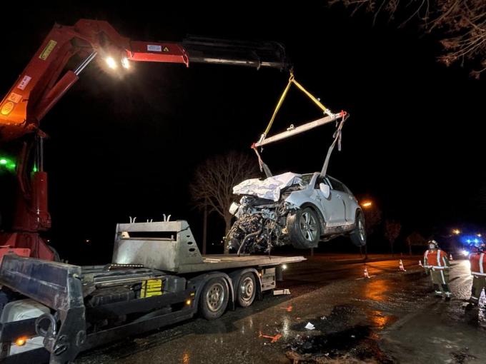 De wagen waarin Heleen en haar zoontje zaten, was helemaal verhakkeld door het ongeval.© TP