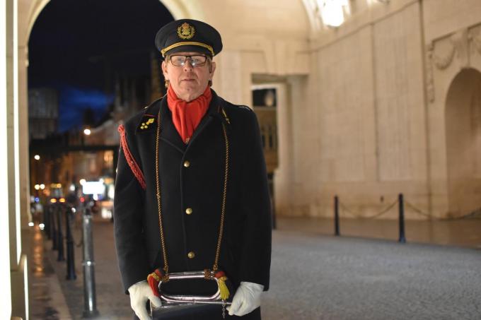 Raf Decombel met zijn klaroen onder de Menenpoort: “Dankzij de Last Post heb ik een band met mensen aan de andere kant van de wereld.”© TOGH