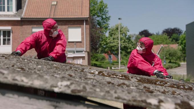 De reportage van Jan Van Looveren en Thomas Vanderveken in het Eén-programma Factcheckers inspireerde Sandrine De Crom. Ze zal het bestuur maandag vragen of Brugge doe-het-zelf pakketten aanbiedt voor de verwijdering van asbest. (foto VRT)