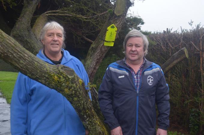 Bestuurskoppel Luc en Magda zorgen voor het uitpijlen van de coronawandeling in Elverdinge. (foto RLa)