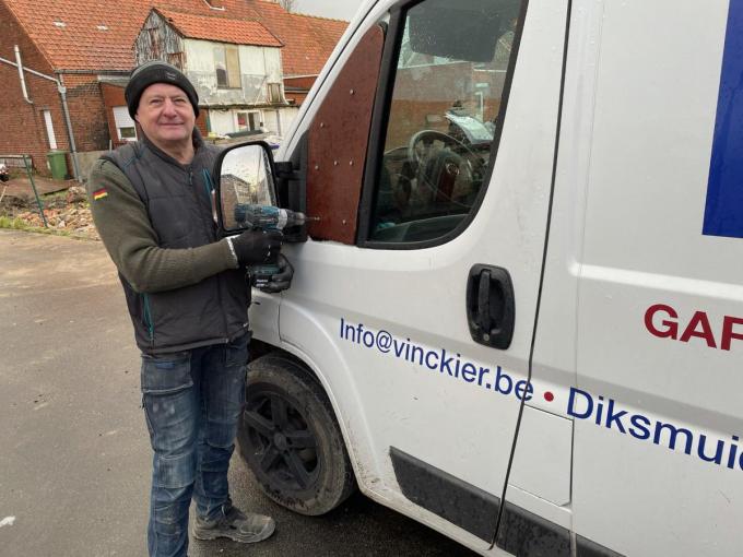 Dirk Vinckier bij zijn bestelwagen die vannacht voor een groot stuk werd leeggeroofd.© JH
