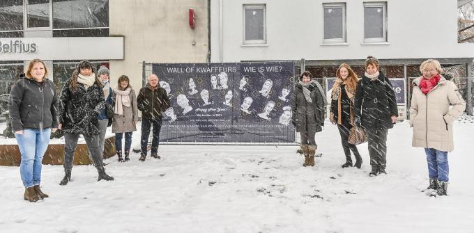 De deelnemende kappers en kapstsers bij de banner ‘Wall of Kwaffeurs’ in Wervik (foto LV)