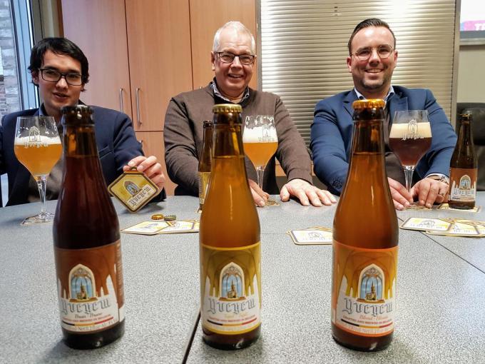 Stijn Avet, Koen Avet en Dempsey Sablain met de drie biertjes Yvegem. (Foto GV)
