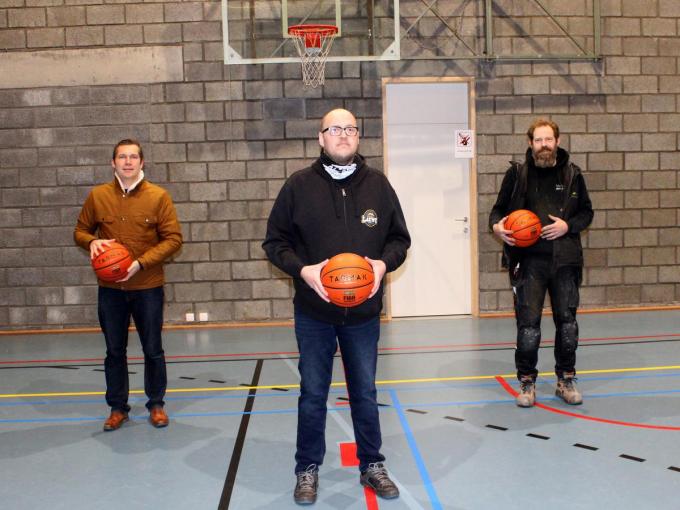 Voorzitter Franky Ledux (midden), en bestuursleden Benoit Verstraete (links) en Christophe Debommarez (rechts). (Foto WO)