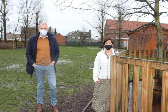 Schepen Jo Neirynck en directrice Tine Debrouwere op het graspleintje van de school dat wordt ingericht als publieke, recreatieve groene plek voor de kinderen (foto DJW)
