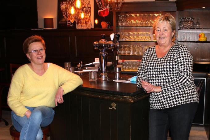 Stephanie Bouckhuyt (links) neemt café 't Postje over van Martine Verhaege. (foto WO)©wilfried Ossieur