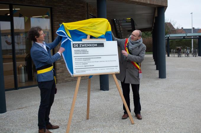 De schepen van Sport Geert Breughe en burgemeester Jan Seynhaeve onthulden gezamenlijk het bord dat later aan de inkom wordt bevestigd.© foto SLW
