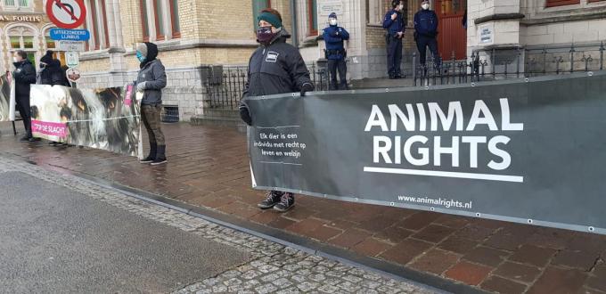Animal Rights hield een stille demonstratie voor de rechtbank van Ieper.© CM