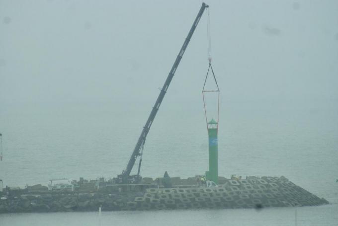 Woensdag is deze groene mast van 15 meter hoog geplaatst op de westdam van de Oostendse havengeul.© ML