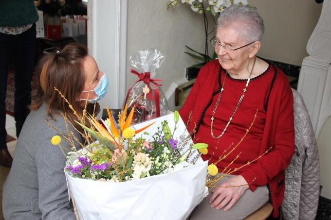 Schepen Stefanie Demeyer op bezoek bij de 100-jarige Suzanne Vanacker. (foto JVGK)©JVGK