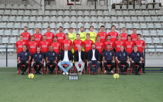 Het eerste elftal van Mandel United, met centraal vooraan voorzitter Paul Seynaeve, speelt dus komend seizoen mogelijk in het Harelbeekse Forestierstadion.© VDB