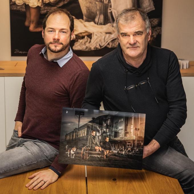 Jurgen de Witte en Paul Gheyle met de foto die dit jaar geselecteerd werd voor de World Photographic Cup. (GF)