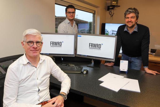 Kurt Coene (zittend), Jurgen Coene (links) en Stijn Puype zijn de drie vennoten van FRWRD Strategic Accountancy.© Peter MAENHOUDT