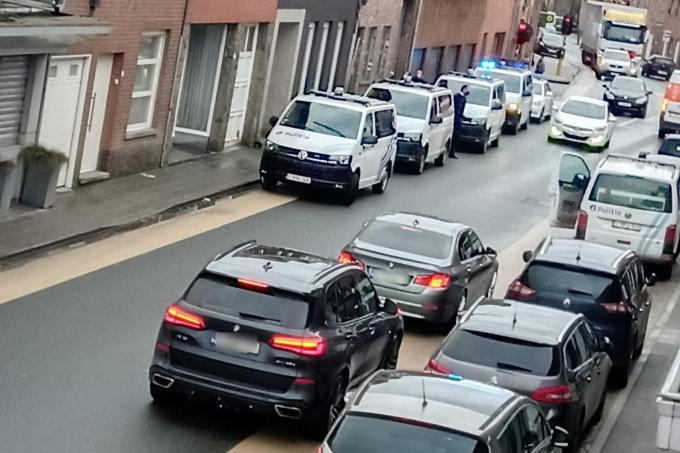 De politie rukte uit met minstens vijf combi's voor de interventie in de poelkapellestraat in Langemark.© GF
