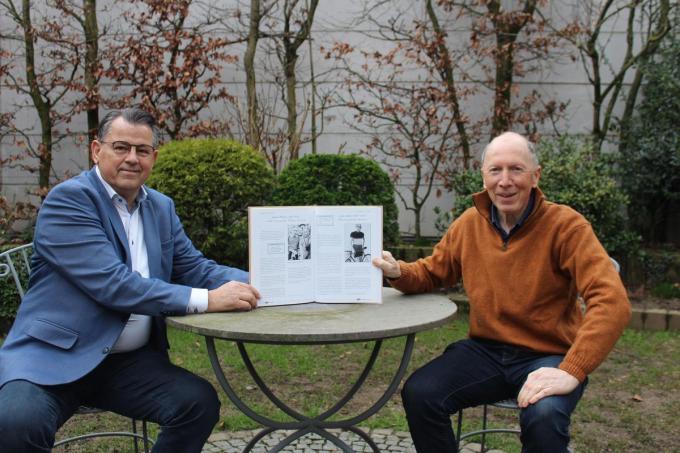 Marc Vercruysse (links) en Dirk Defoort met het boek 100 Ware Waregemnaars waarin een pagina met foto over André Defoort (rechts in het boek) staat. Dat is tot nog toe het enige werk waarin de Flandrien uit Beveren-Leie een bijdrage kreeg (foto DJW)