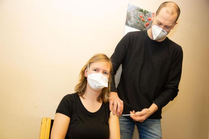 Dokter Tineke Vandenbosch kreeg als eerste het vaccin toegediend door dokter Jeroen Stubbe.© (Foto JRO)