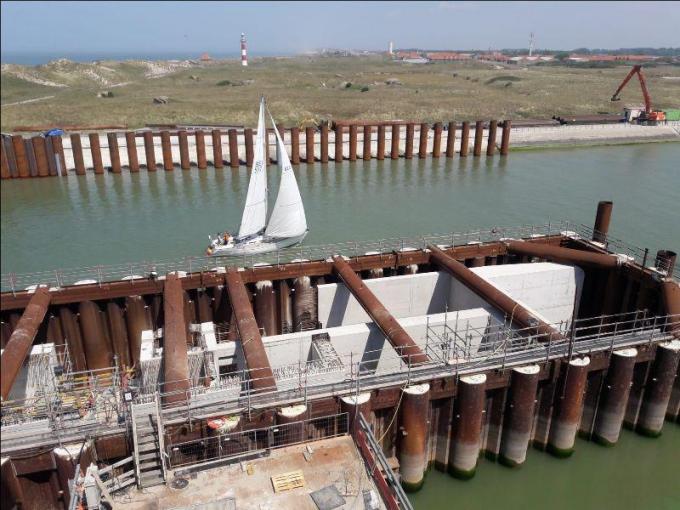 In Nieuwpoort werd verder gewerkt aan de stormvloedkering.© MDK