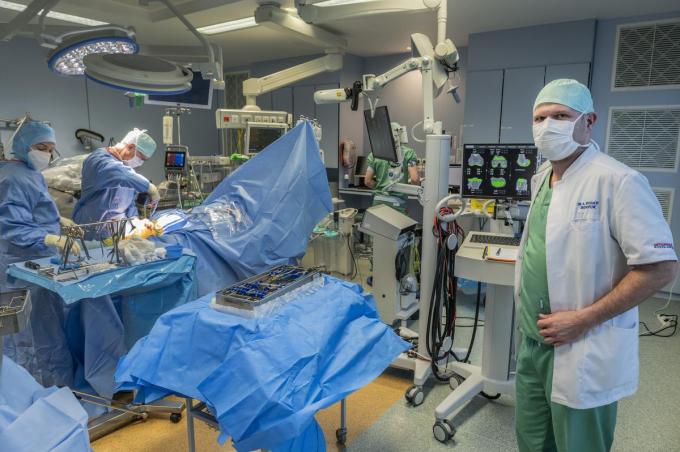 In AZ Delta werd deze ochtend de duizendste knieprothese met behulp van robotchirurgie uitgevoerd. “Dit moet dé standaard worden”, zegt dokter Alexander Ryckaert.© Stefaan Beel