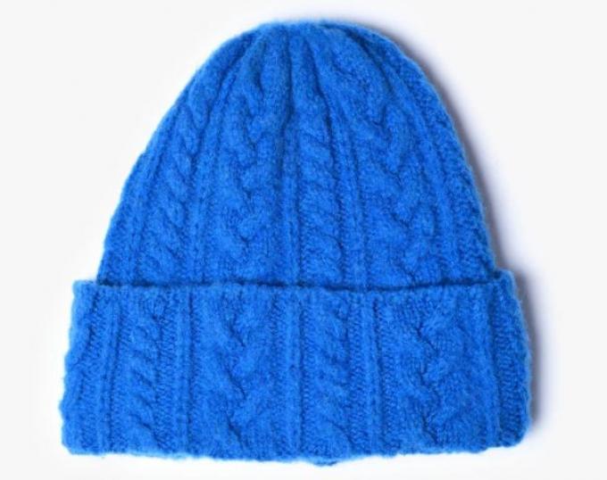 Blauwe beanie met kabelpatroon