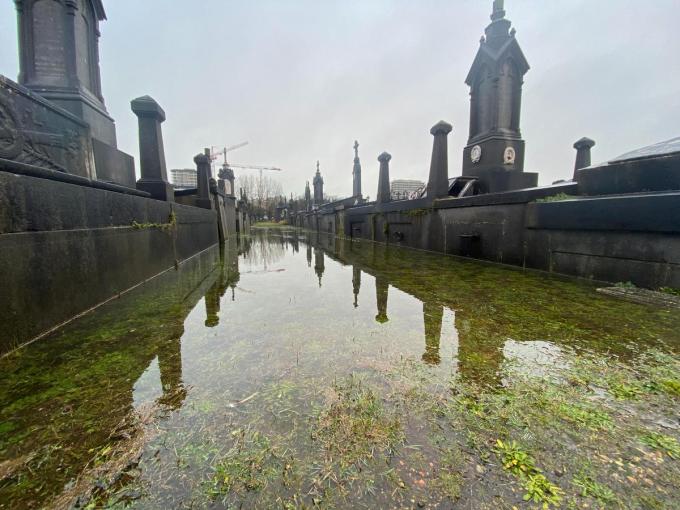 De wandelpaden tussen de graven op het Oud Kerkhof staan onder water. (foto PM)©Peter MAENHOUDT