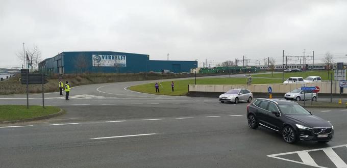 Stadswachten voorkomen dat het verkeer blijft staan aan de ‘blauwe bruggen’ als die gesloten zijn.© Guido De Greef