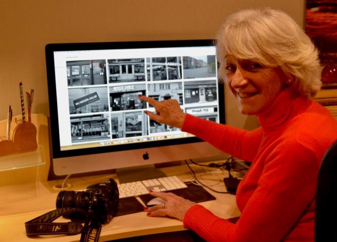Fotografe Anne-Marie Maertens met enkele van de honderden zwart-witbeelden die ze maakte.