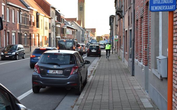 Meer plaats voor de fietsers: in de Sint-Michielstraat bijvoorbeeld is dat nog een verre droom.©TOM VAN HOUTTE TVW