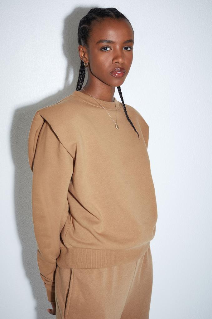Beige sweater met schoudervulling