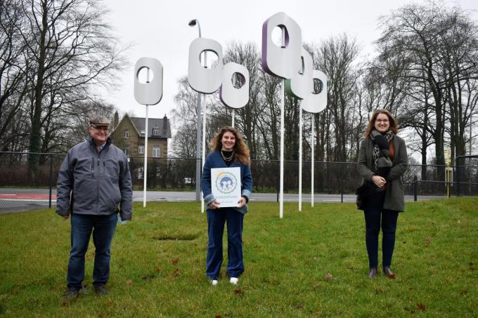 We zien Carl Grimmeplrez, Marthe Verschaeve met logo en directrice Ann-Sofie Vannieuwenhuyze voor het kunstwerk aan Minneke Poes. (foto EG)