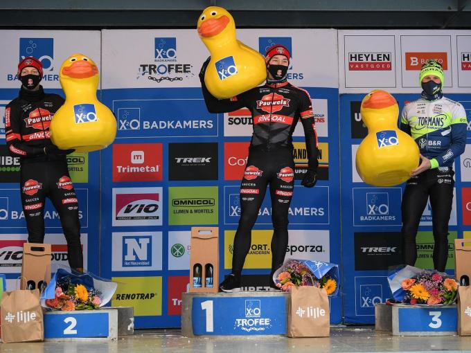 Michael Vanthourenhout, Laurens Sweeck en Corne Van Kessel op het podium in Lille.©DAVID STOCKMAN BELGA