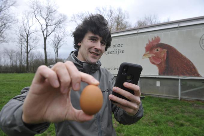 Boer Olivier had eerder al een eigen webshop waarin hij zijn eieren en pasta verkoopt, maar breidt die nu uit via de boodschappen-app Lokkal. (foto WV)© IV