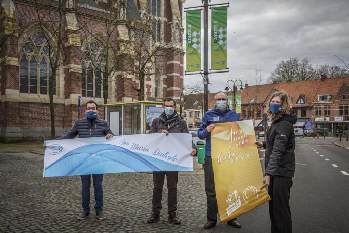 Presentatie van de nieuwe vlaggen in Dadizele door schepen Nessim Ben Driss, pastoor Mark Vanthyghem, Dadizele Onderneemt voorzitter Rik Knockaert en Marilyne Volckaert van Toerisme Dadizele.© Jan Stragier