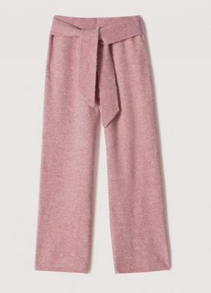 Le pantalon en tricot rose