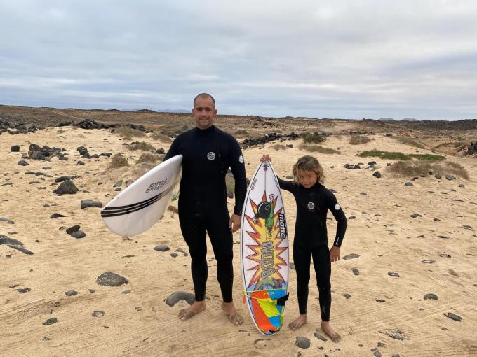 Vader Peter en zoon Kamiel gaan vaak samen surfen in Oostende.© Deraeve