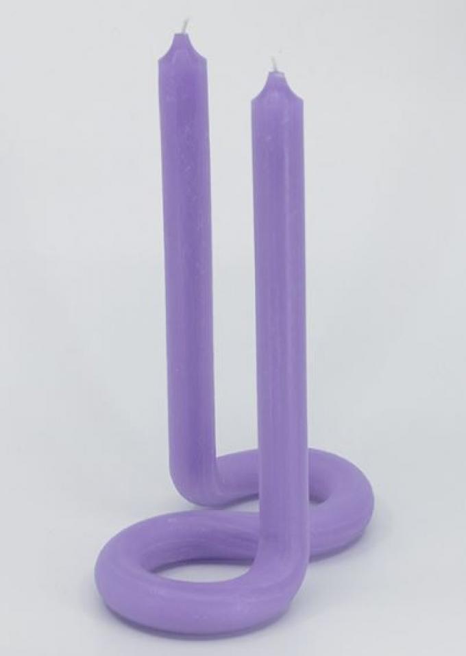 Lavendelkleurige kaars met twist in flexibele wax