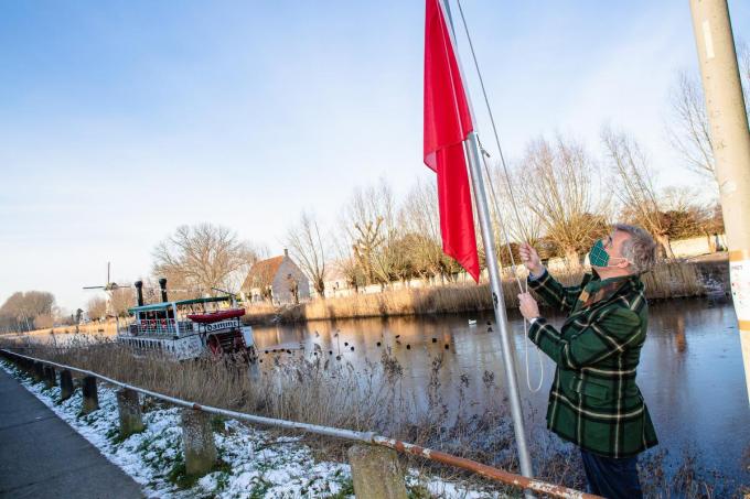 Burgemeester Joachim Coens hijst de rode vlag.© Davy Coghe