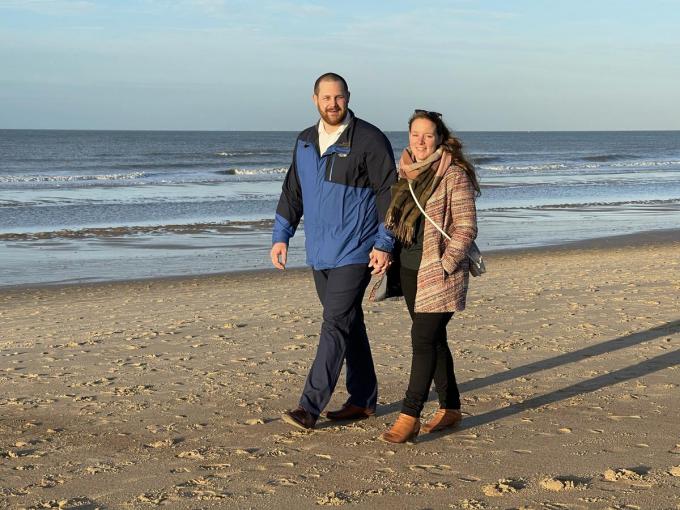 Jonathan en Bieke genieten van een laatste strandwandeling voor ze anderhalf jaar naar de VS trekt. (foto JRO)©Jeffrey Roos