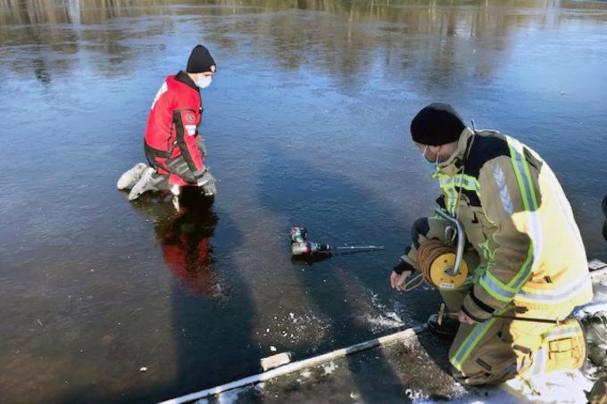 Het meten van het Torhoutse natuurijs gebeurde op een veilige manier door een specialist van de brandweer. Helaas: het ijs bleek niet dik genoeg te zijn om te mogen schaatsen.©Johan Sabbe