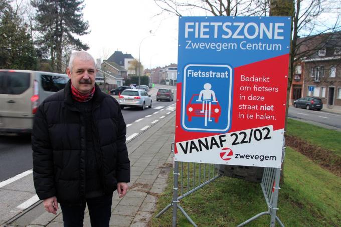 Schepen Desloovere hoopt dat de fietszone op 22 februari kan ingevoerd worden.©Geert Vanhessche