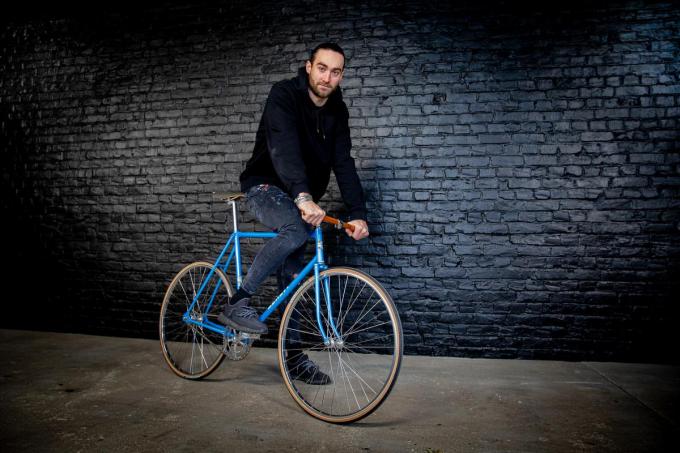 Guillaume Van Keirsbulck in zijn ‘all-black’ werkruimte op een fiets die de naam van zijn opa, oud-wereldkampioen Benoni Beheyt, draagt.©Wouter Meeus WME
