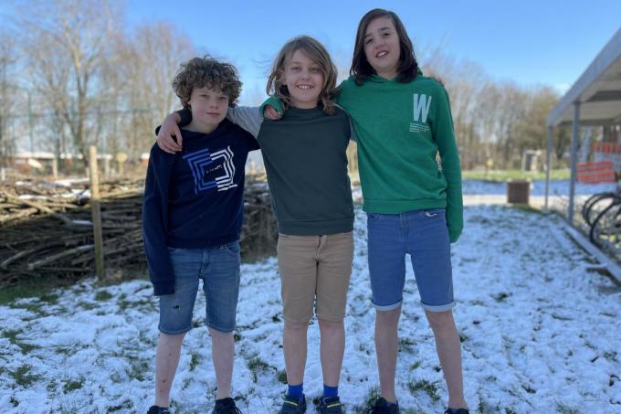 Wiebe (10), Berre (11) en Pierre (11) dragen steevast een koude broek, ook bij vriestemperaturen.© foto TP