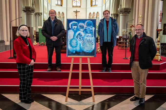 Anny Vanroose, Paul Huyghe, Luc De Graeve en Michel Roggeman bij het kunstwerk dat in de kerk te bezichtigen is.© Foto Kurt