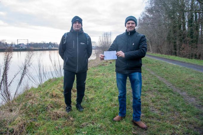 Radosław Grzanka en Sebastian Chyb bij de vindplaats van de fles langs het kanaal in Ingelmunster.© MI